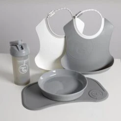Twistshake Lot De Vaisselle - Bébé - 5 Pcs - 1x Set De Table - 1x Assiette - 2x Bavoir - 1x Gobelet -Plats De Sevrage - 6m+ - Gris -Magasin De Produits Pour Bébés twistshake lot de vaisselle bebe 5 pcs 1x se 0a0a
